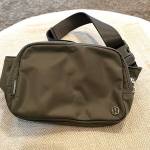 Lululemon Everywhere belt bag
